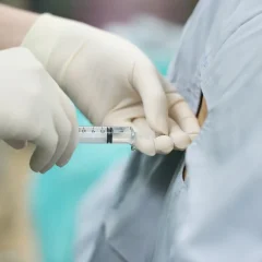 אפידורל בלידה – יתרונות, סיכונים ותופעות לוואי: המדריך המלא לקבלת החלטה מושכלת